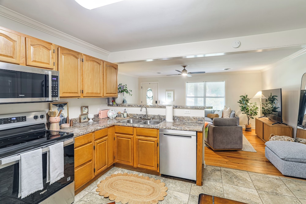 < 1 Mi to Ole Miss & The Grove! Charming Getaway