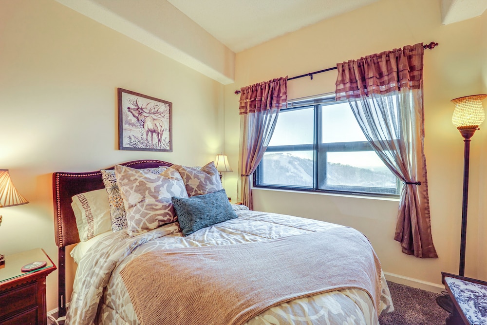 Slope Views & Ski In/out: Sugar Mtn Condo W/pool