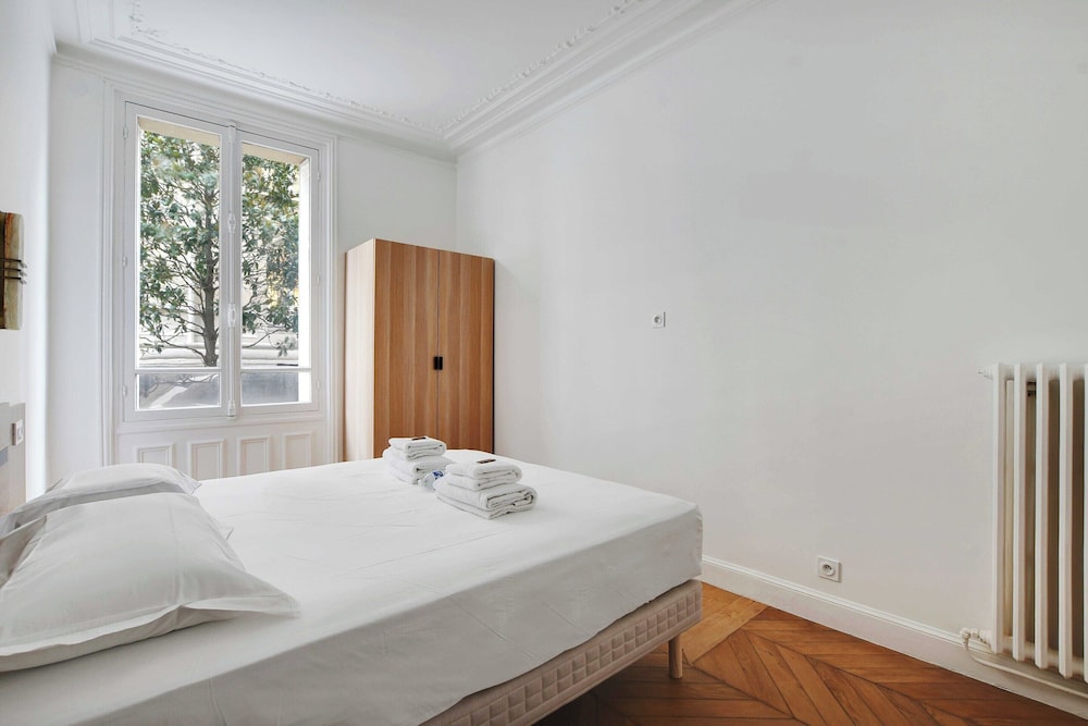 Elegant in Neuilly-sur-seine: A Charming Retreat view 5