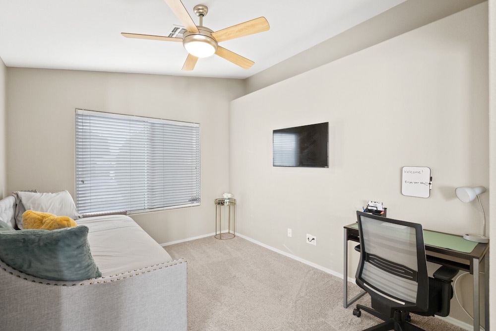 Cozy Hidden Gem - 3BR - 1Den w Backyard view 5
