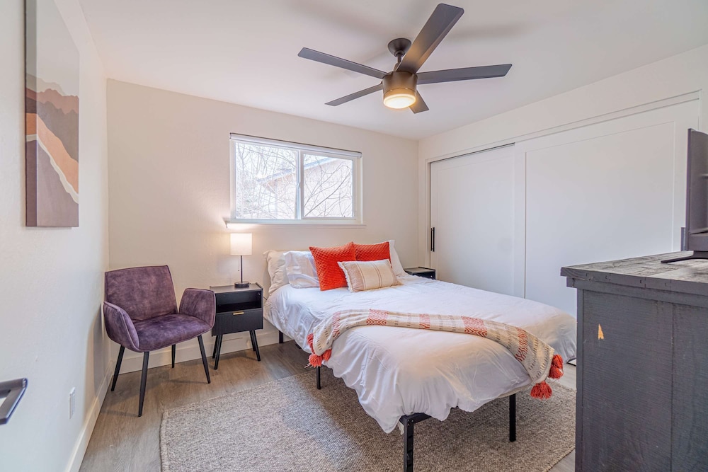 Cozy Family Haven in Sparks - Pet Friendly - Fenced Yard