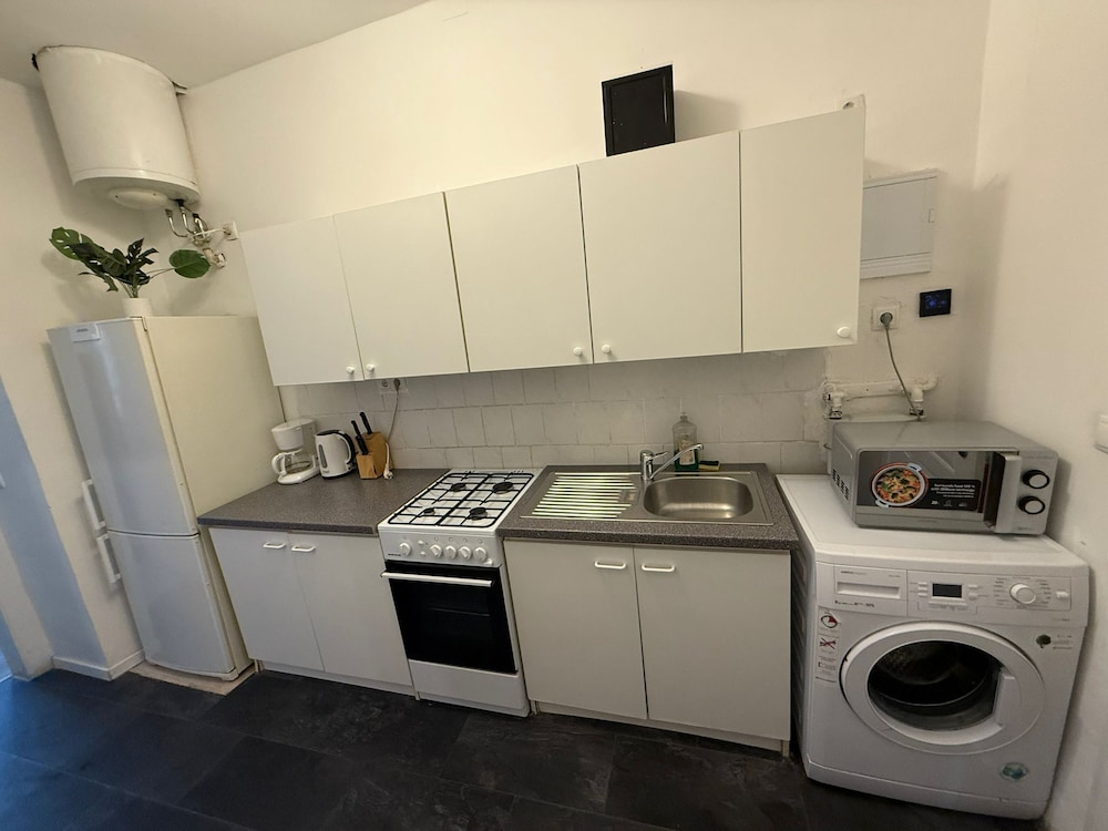 Cozy 1BR Apt Walk to Westbahnhof