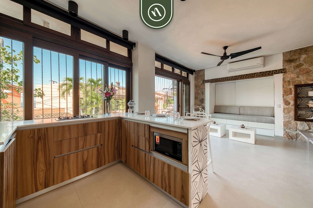 1 BR Mountain Retreat - 5 min to Beach - Pool