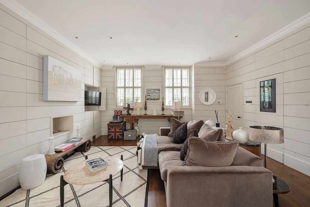 3-bed Home w Private Parking Fairytale Garden
