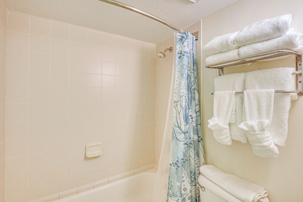 Walk to Daytona Beach: Resort Condo w/ Pool Access