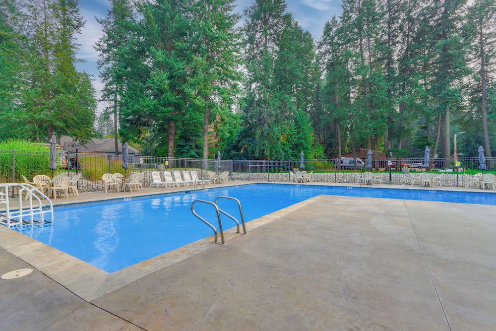 Walk to Twin Lakes: All-season Idaho Condo!