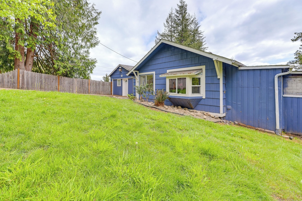 10 Mi to South Beach & Newport: Home w/ Deck!