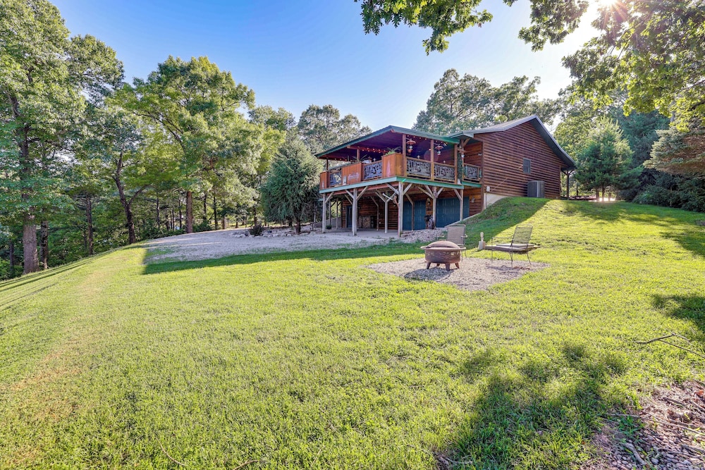 'just a Cast Away' Cassville Cabin w/ Covered Deck