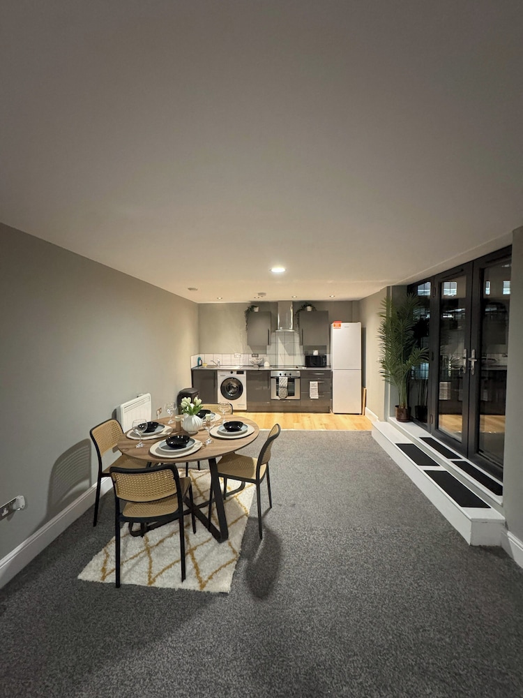 Modern 2 Bedroom City Oasis in Manchester