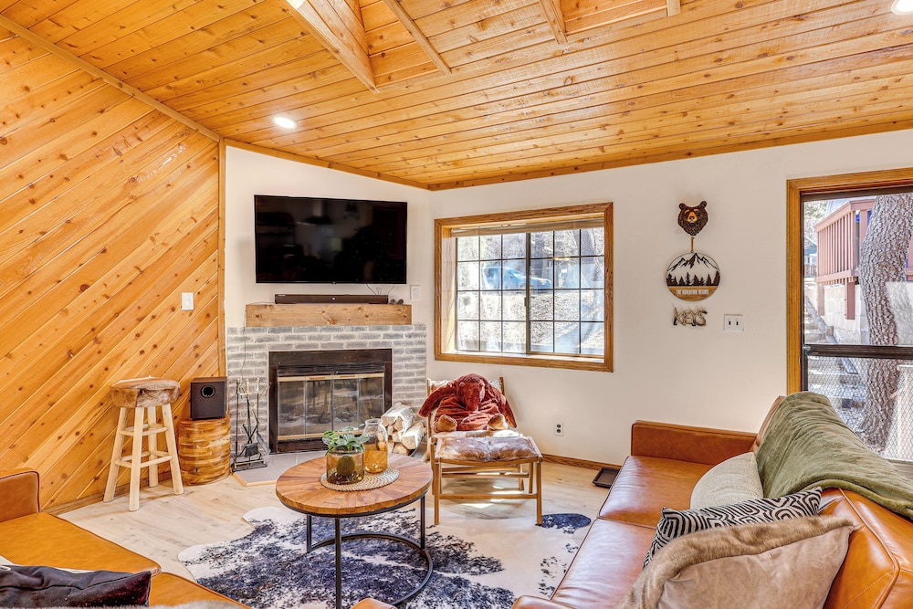 8 Mi to Big Bear Lake: Cabin w/ Deck & Fireplace