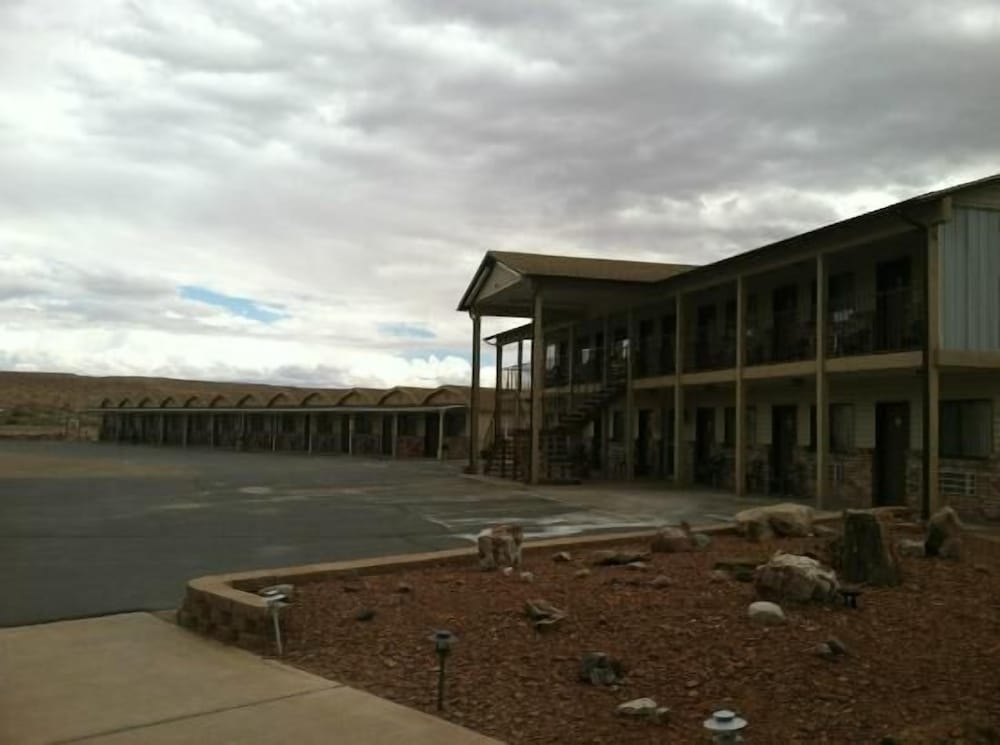 Whispering Sands Motel