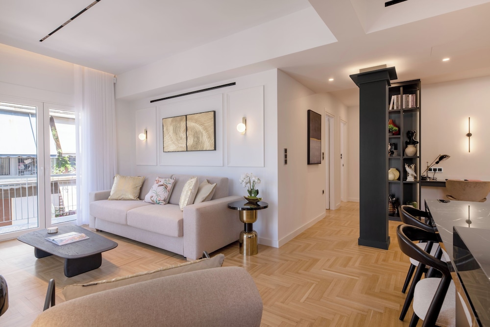 Michalakopoulou Cover & Bright Apartment