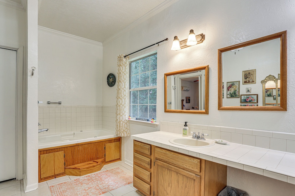 Relax By the Lake: Quiet East Texas Retreat