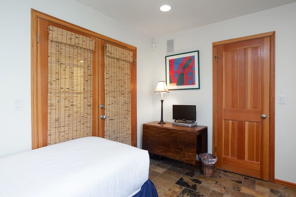 Deer Lake Village at Deer Valley Resort - Four Bedroom Condo with Hot Tub #2477 4 Condo