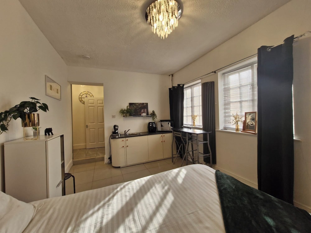 Beachside Retreat - Pets Ok - Free Parking