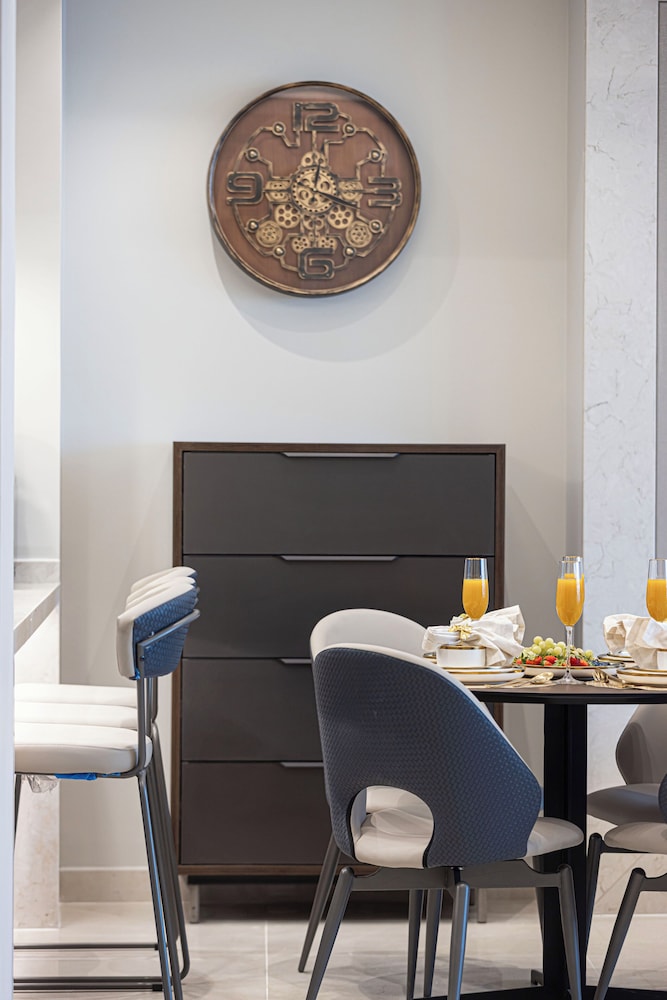 Nobles Suites by Hostiva - City View