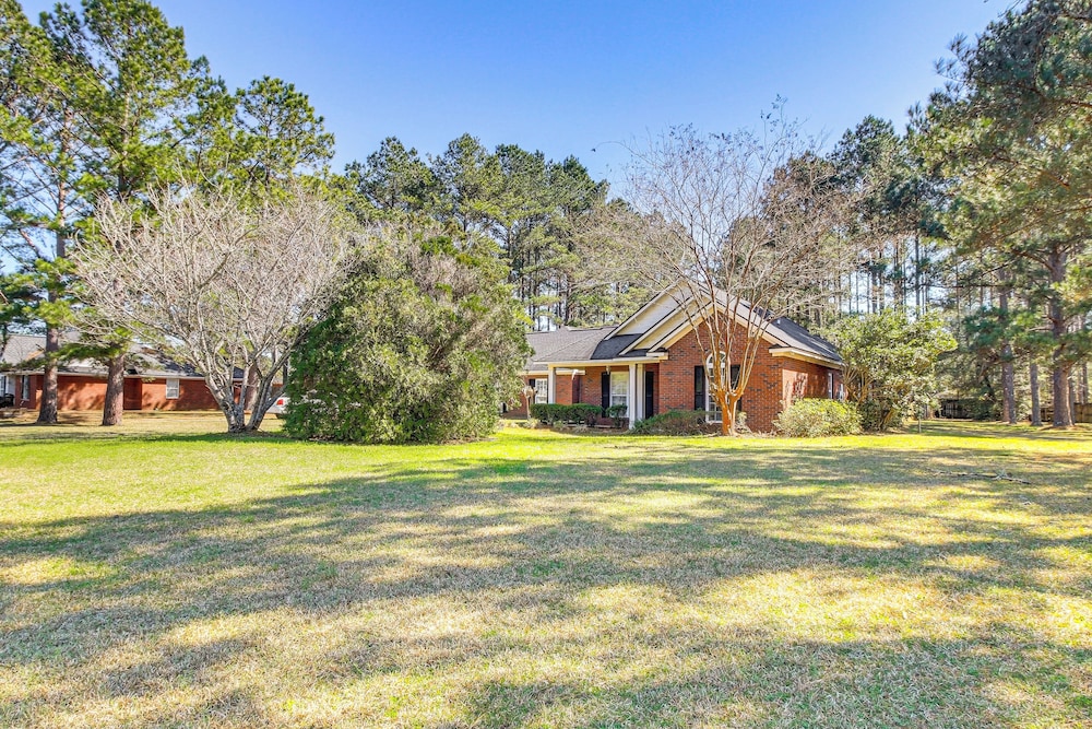 6 Mi to Dtwn Albany: Convenient Home w/ Patio
