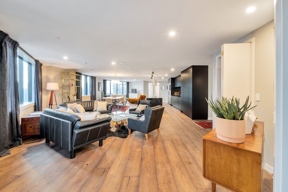 Luxe In The City w Two Car Parks - Image 3