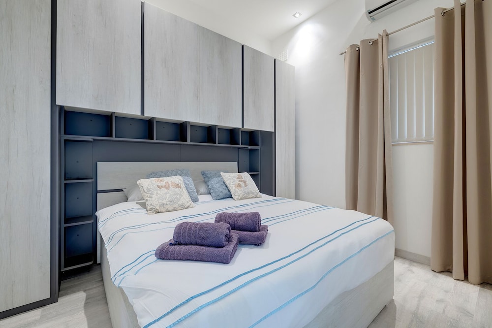 Stylish 1BR Apartment Steps to the Promenade view 2