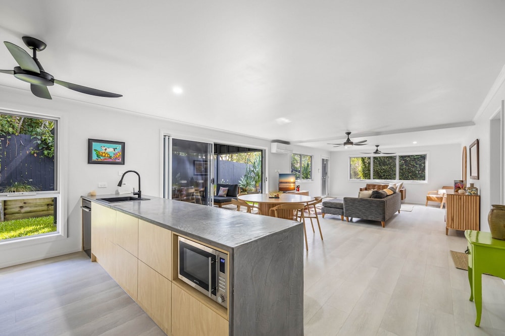 Trendy 2-bed Home With Outdoor Entertainment