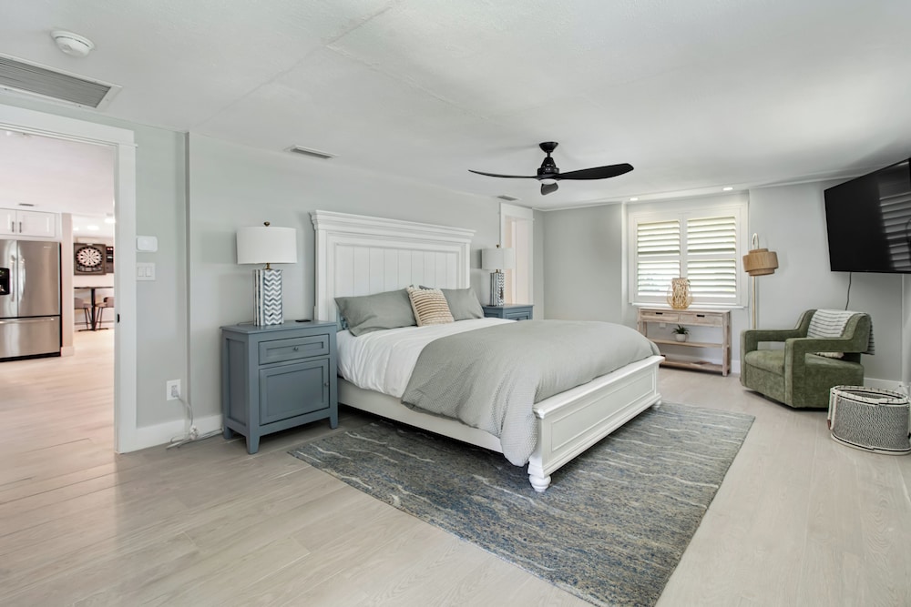 Luxury Pool Retreat near Siesta Key
