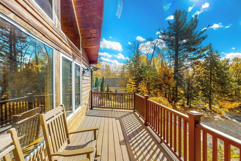 3BR Home w/ Private Hot Tub, Kayaks & Lake Views