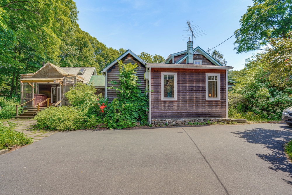 9 Mi to Dtwn Hudson: Pet-friendly Home w/ Pool