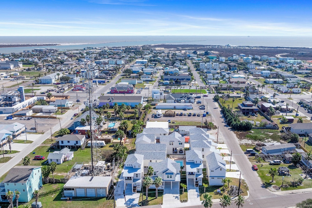 1 Mi to Beach: Home w/ Pool Access in Port Aransas