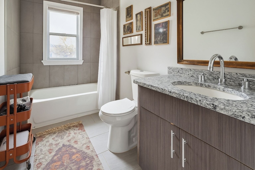 Detroit 6BR House Wifi, Parking, Pet Friendly