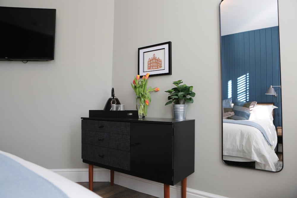Hop Market - Ensuite Bedroom view 5