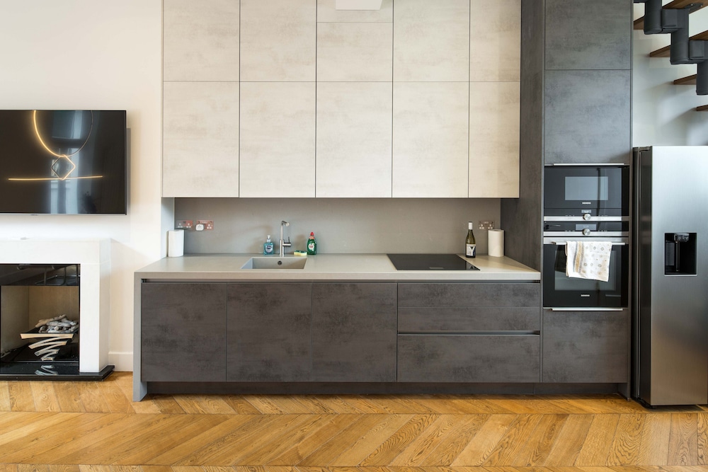Luxury 2BD Apartment in Holland Park