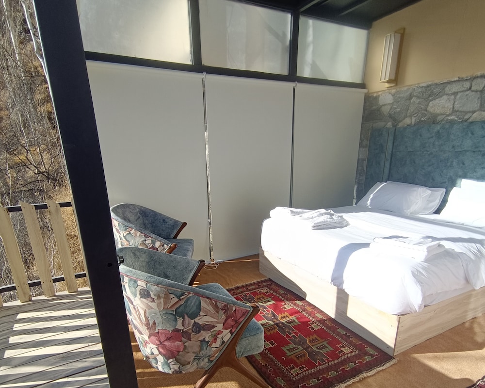 Stunning Cliff-edge 2-bedroom Chalet in Karimabad view 5