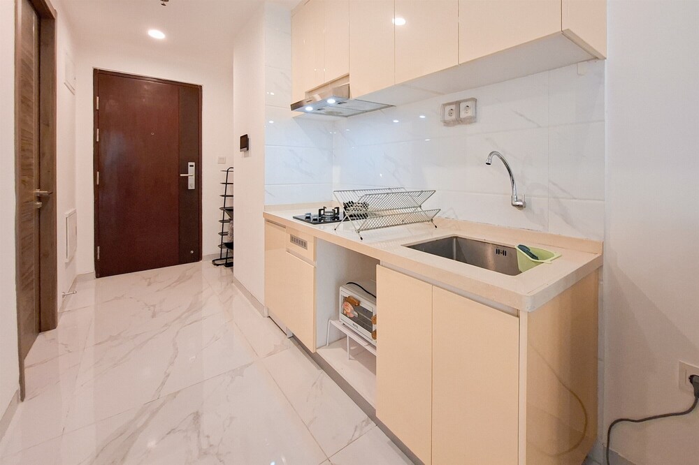 Cozy And Pool View 2Br At Sky House Bsd Apartment