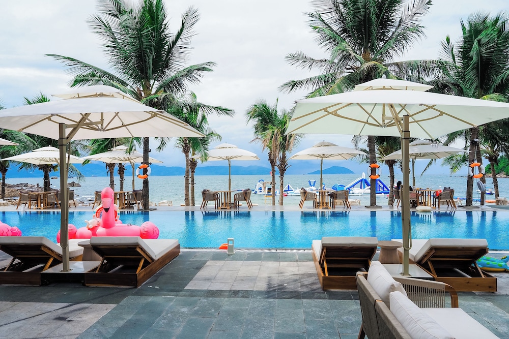 Bounce Beach Hotel & Tien Sa Resort