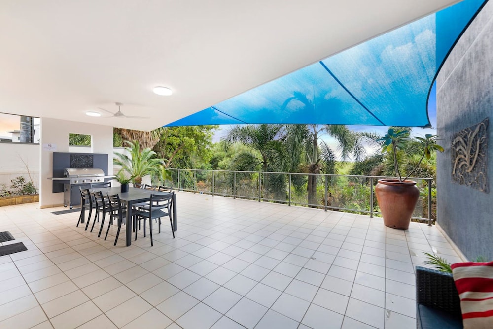 Zen Saltwater Retreat Balcony Pool Seaview