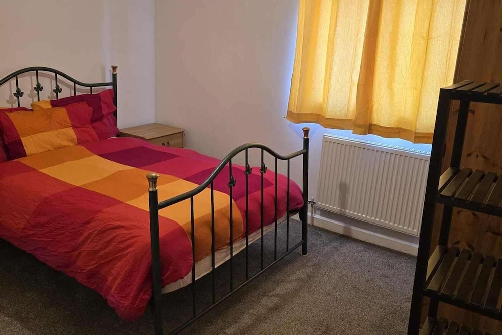3 Bed House- Sleeps 6 - Parking - Wifi