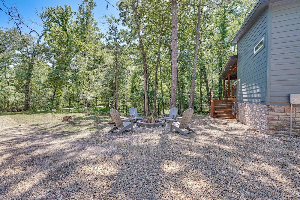 Creekside Cabin w/ Views & Hot Tub in Broken Bow