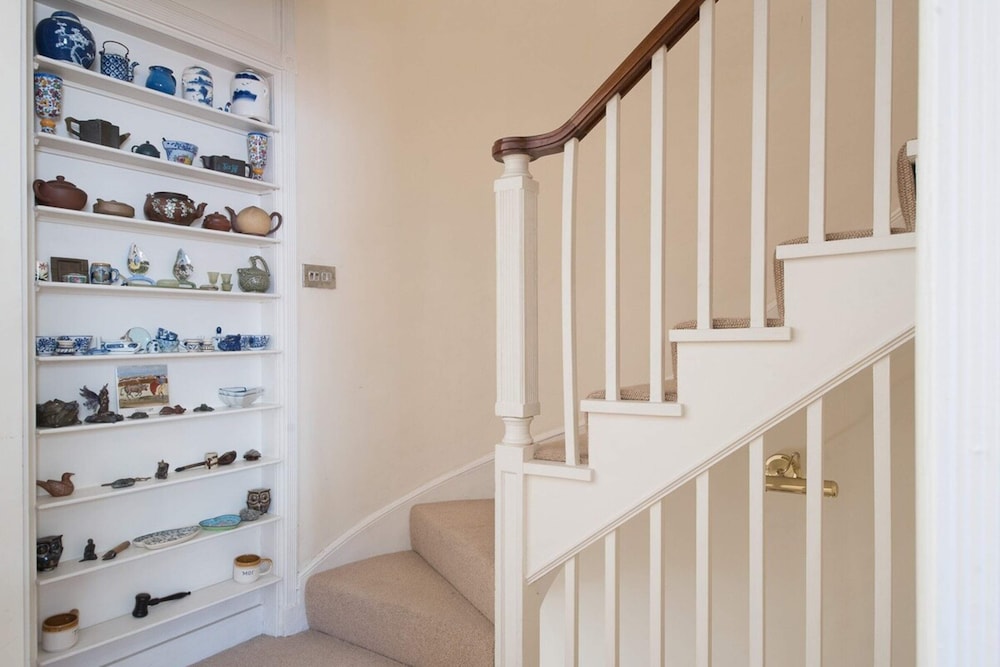 Elegant 3 Bedroom Home Located in South Kensington