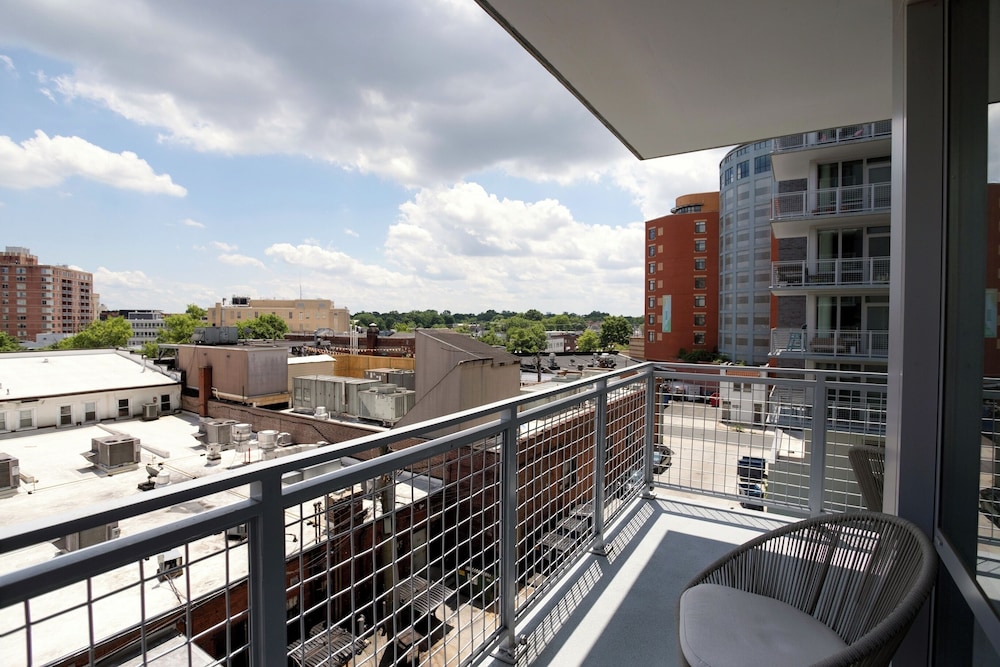 Clarendon Apt Near Subway