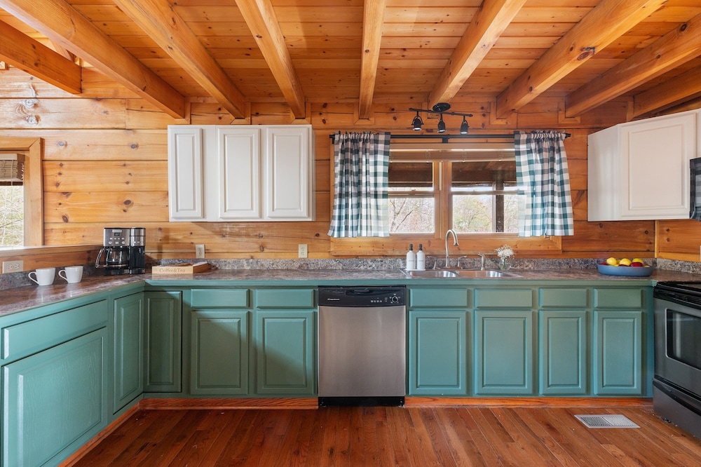 Yesteryear Mountain Charm Modern Vintage Retreat 5 Bedroom Home by Overmoon - Property Image 32