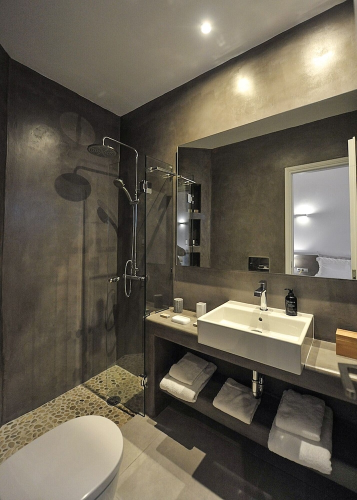 Villa Gustosa Luxury Villa on Faragas Beach view 3