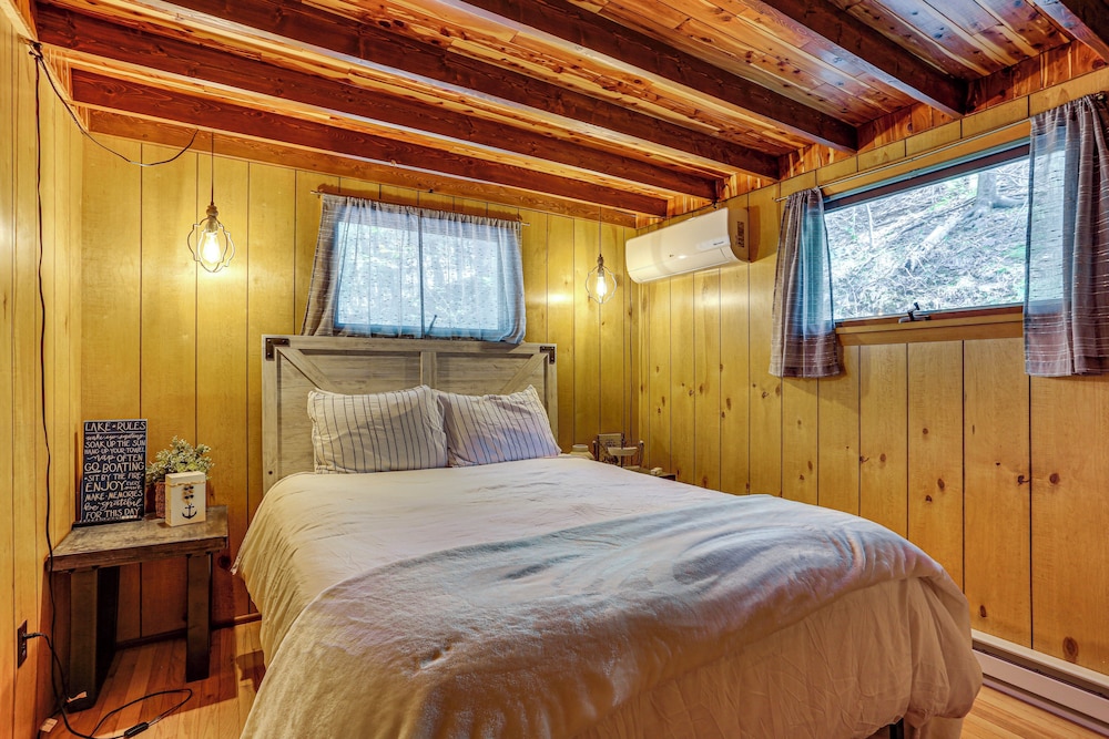 < 1 Mi to Lake: Cabin w/ Hot Tub in Greentown!