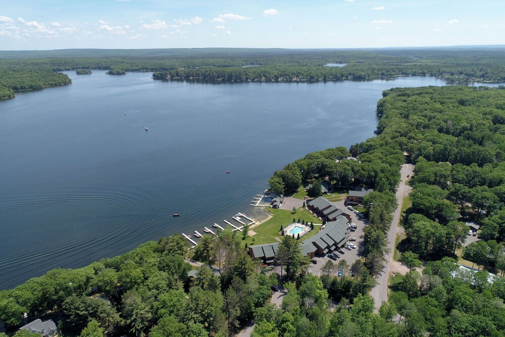 Cheif Lake Lodge 4 Bedroom Home by RedAwning