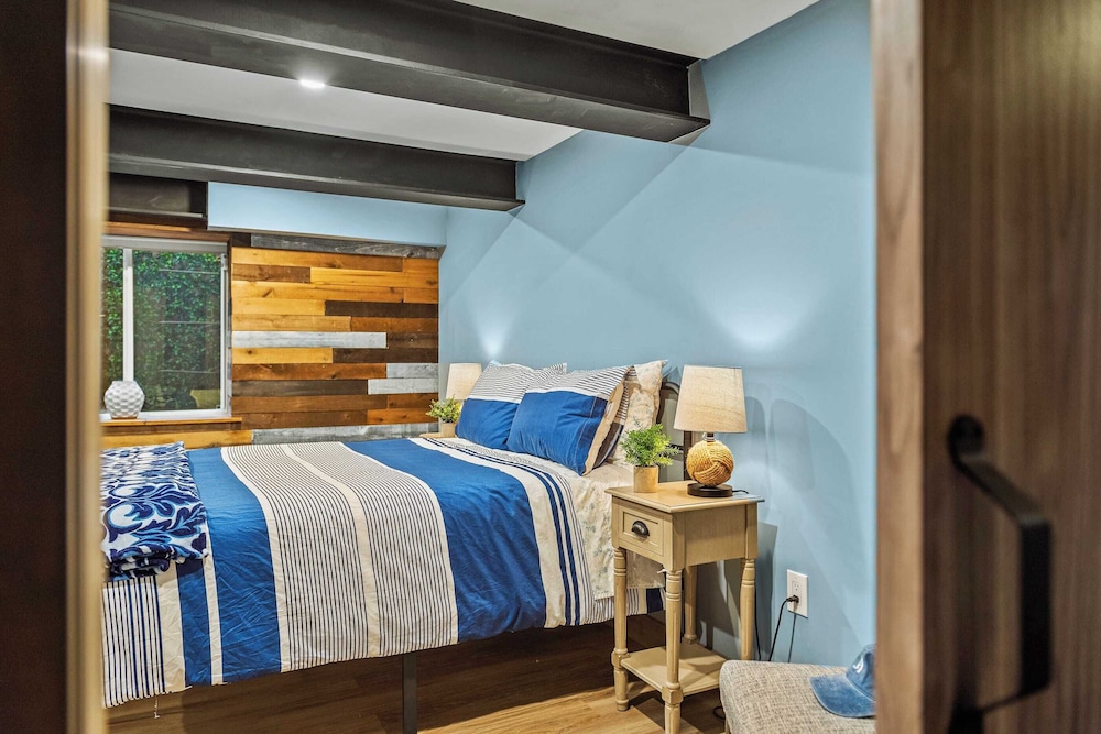Bigwood Cabin Retreat Hot Tub, Game Room, Firepit Lounge & Private Yard