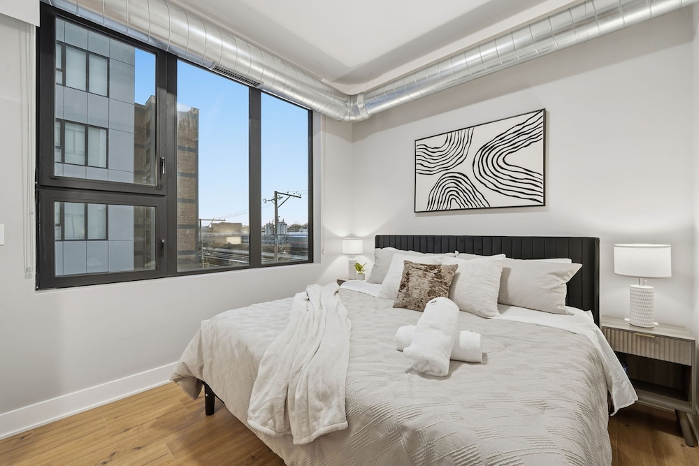 Chic 2BR Apartment in Edgewater Modern Comfort