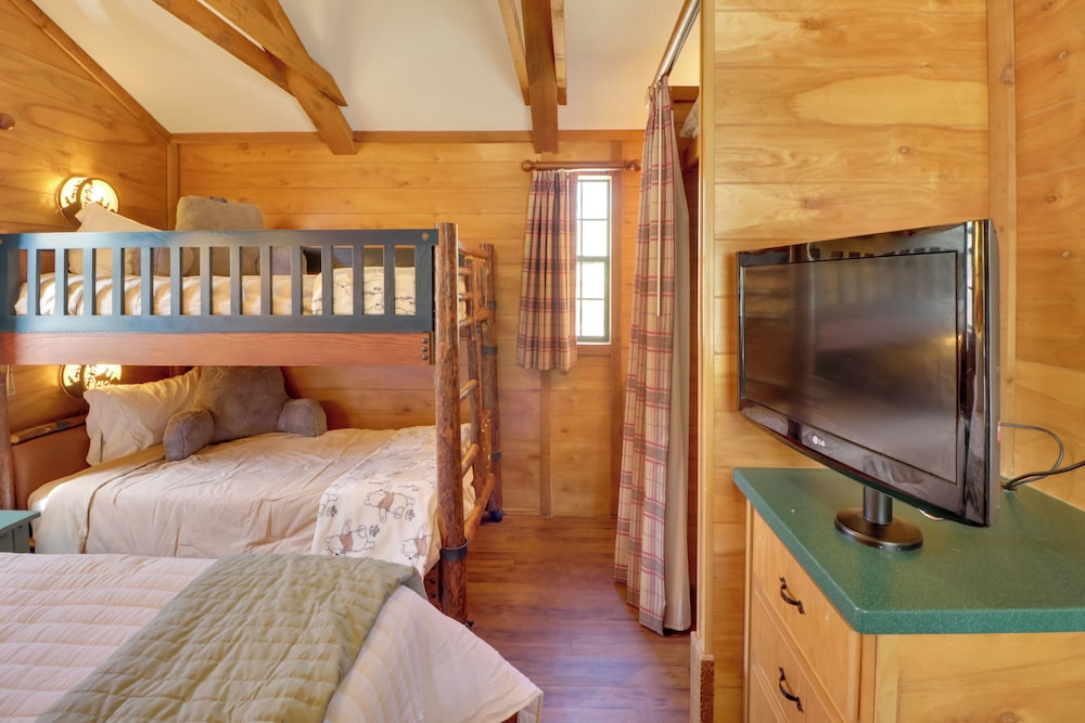 Fire Pit + Lake Access: Cabin Retreat in Heflin