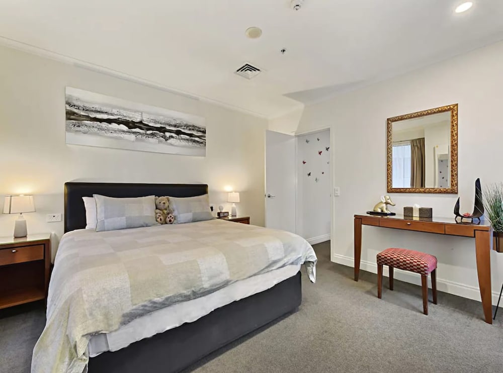 Spacious Retreat On Queen Street With Gym And Pool view 2