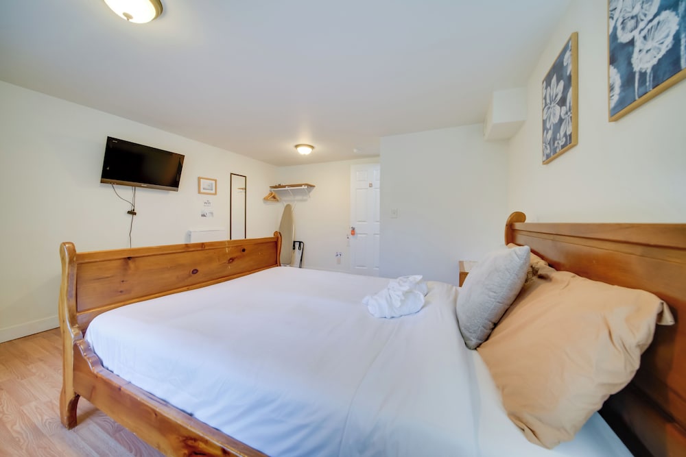 6 Mi to Downtown Seattle: Peaceful Apt w/ Patio