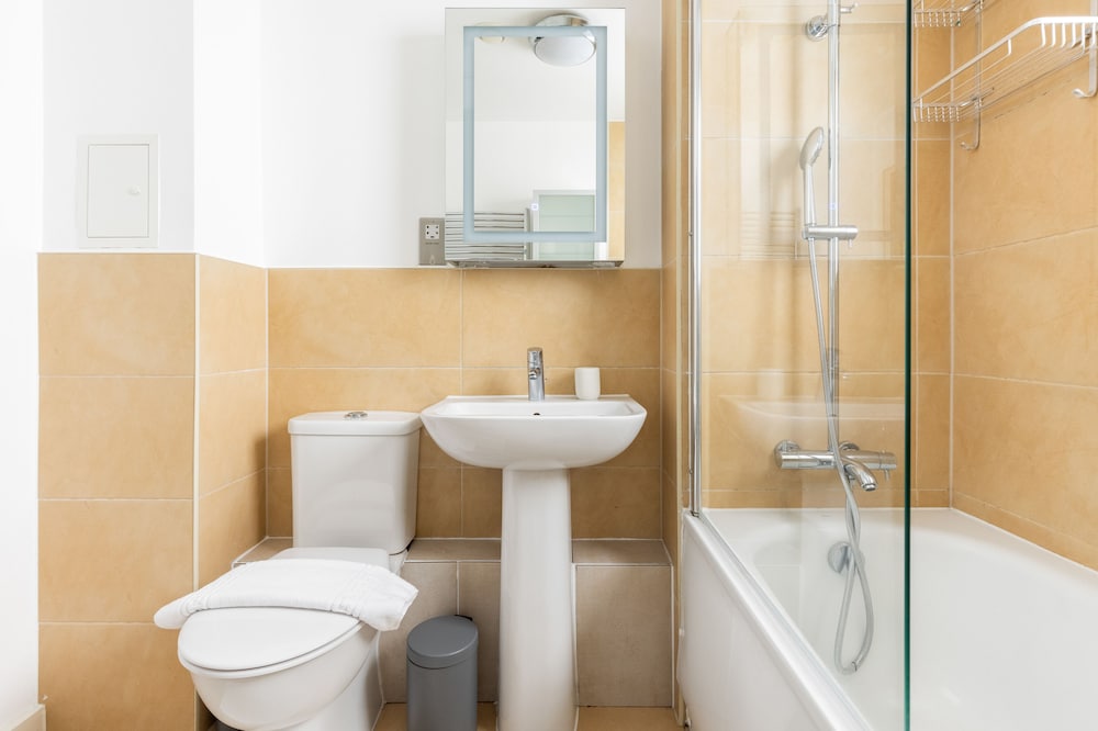 Luminous 2 Bed Balcony Flat in Islington