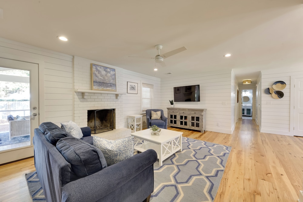3 Mi to Beach: Coastal Escape in Mount Pleasant
